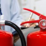 ingeniero-revisando-e-inspeccionando-tanque-extintores-sala-control-incendios_101448-1154